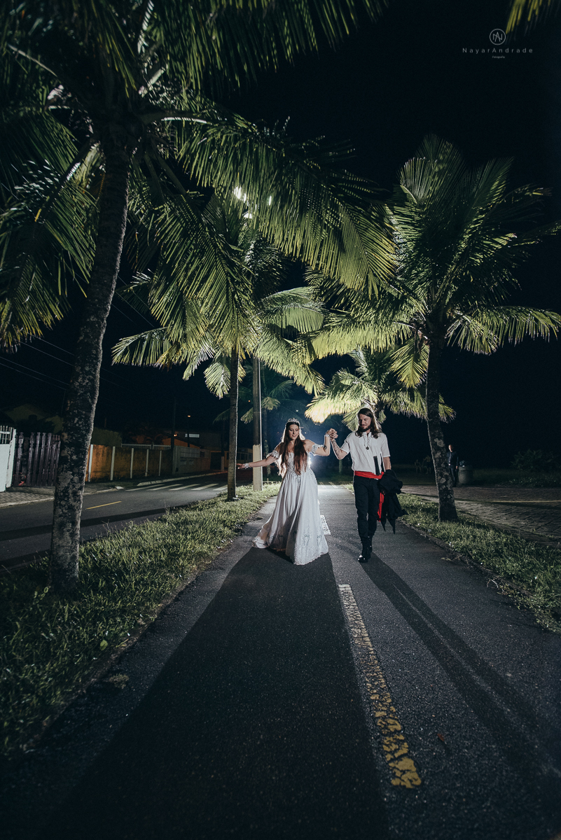 Fotos externas de casal na praia em casamento tematico de pirata e princesa. Fotos espontâneas artisticas e originais como ideia de fotos de casamento