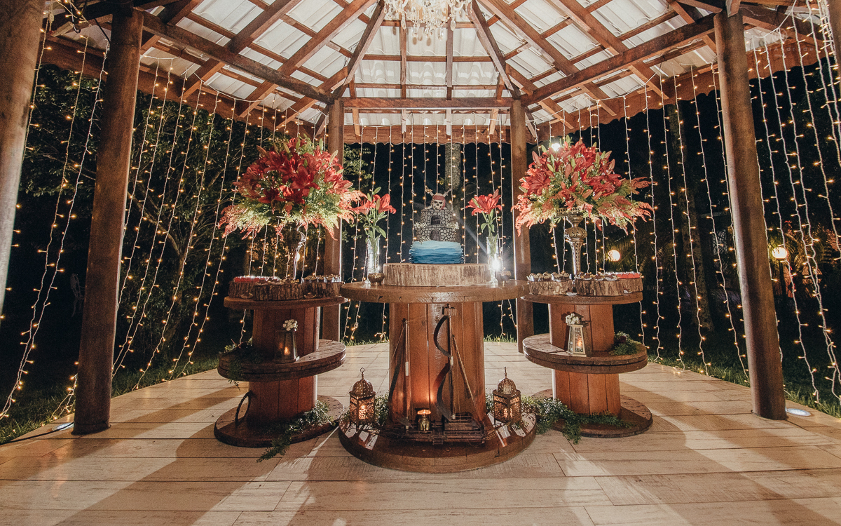 Fotos externas de casal na praia em casamento tematico de pirata e princesa. Fotos espontâneas artisticas e originais como ideia de fotos de casamento