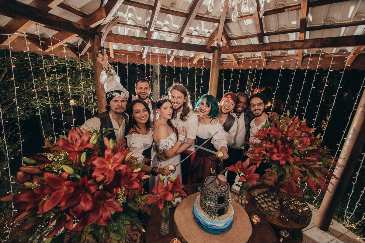 Fotos externas de casal na praia em casamento tematico de pirata e princesa. Fotos espontâneas artisticas e originais como ideia de fotos de casamento