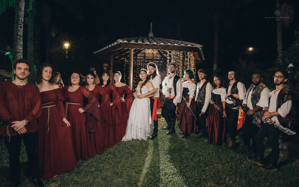 Fotos externas de casal na praia em casamento tematico de pirata e princesa. Fotos espontâneas artisticas e originais como ideia de fotos de casamento