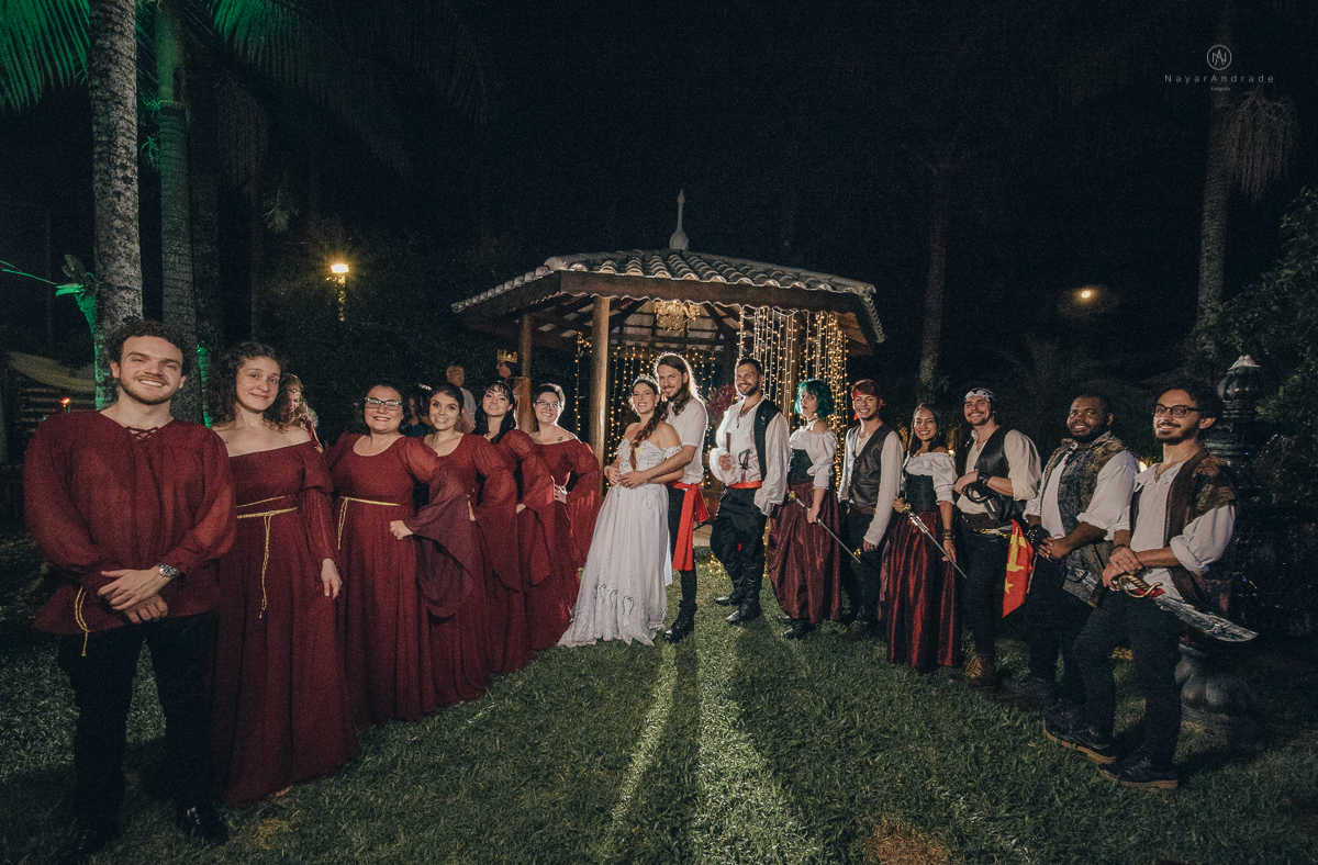 Fotos externas de casal na praia em casamento tematico de pirata e princesa. Fotos espontâneas artisticas e originais como ideia de fotos de casamento