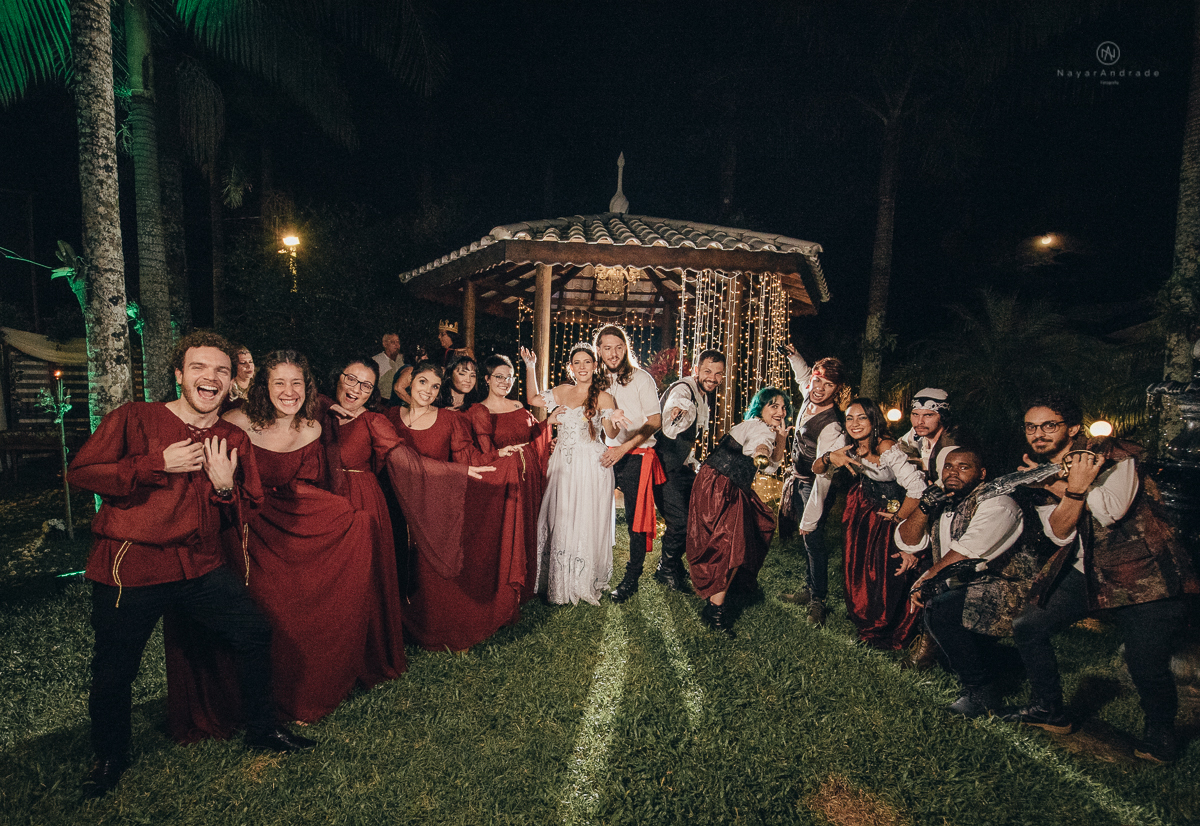 Fotos externas de casal na praia em casamento tematico de pirata e princesa. Fotos espontâneas artisticas e originais como ideia de fotos de casamento