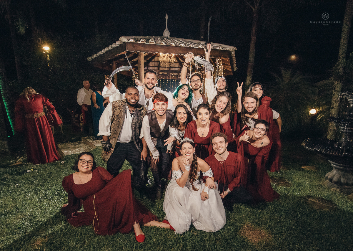 Fotos externas de casal na praia em casamento tematico de pirata e princesa. Fotos espontâneas artisticas e originais como ideia de fotos de casamento