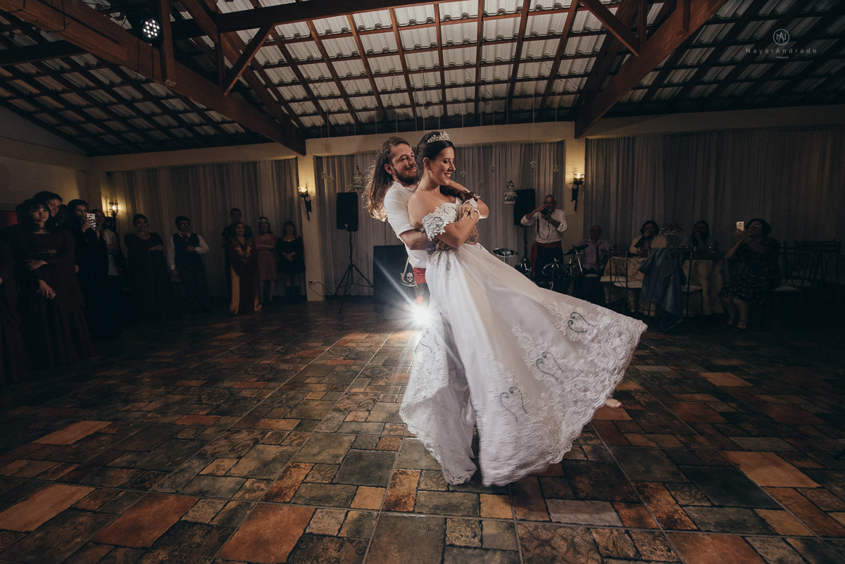 Fotos externas de casal na praia em casamento tematico de pirata e princesa. Fotos espontâneas artisticas e originais como ideia de fotos de casamento