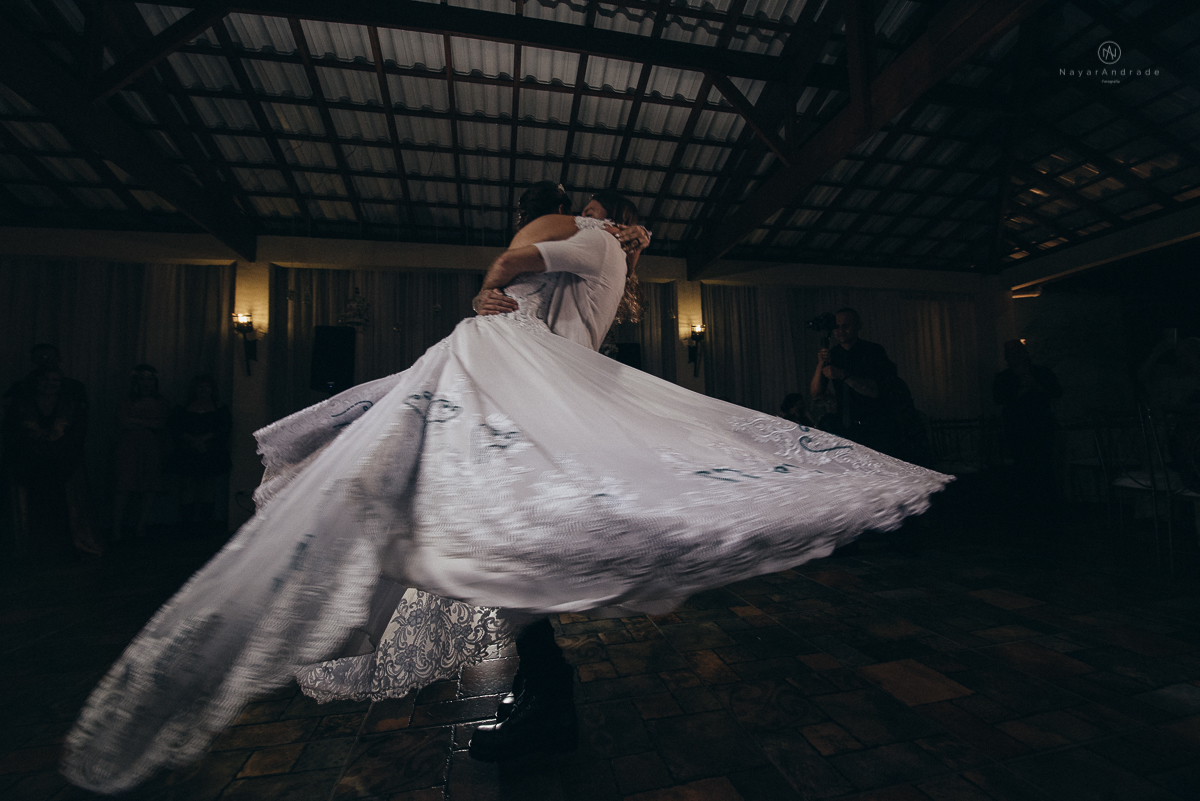 Fotos externas de casal na praia em casamento tematico de pirata e princesa. Fotos espontâneas artisticas e originais como ideia de fotos de casamento