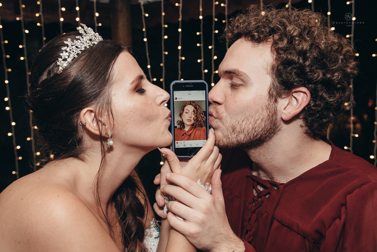 Fotos externas de casal na praia em casamento tematico de pirata e princesa. Fotos espontâneas artisticas e originais como ideia de fotos de casamento