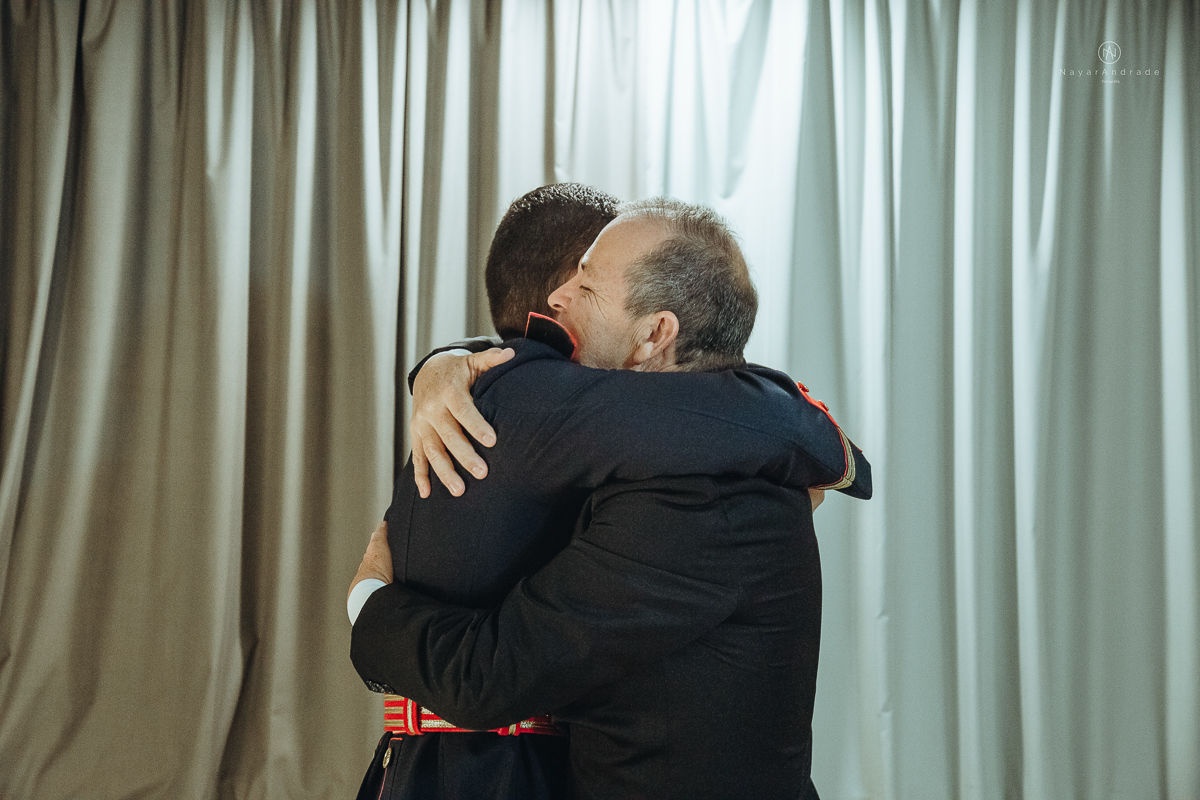 casamento de policiais tenentes da policia de santos e praia grande. casamento realizado na igreja do valongo no centro da cidade de santos noivo usando farda oficial da policia