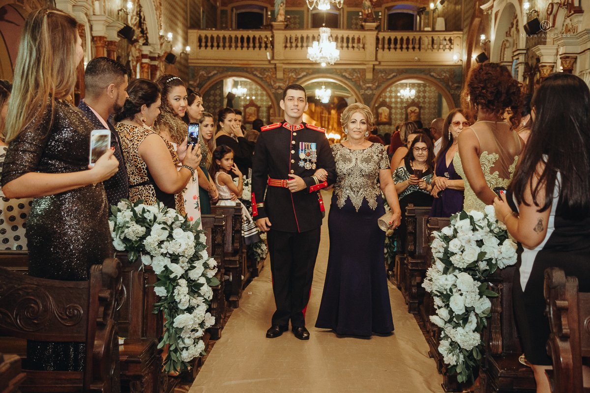 casamento de policiais tenentes da policia de santos e praia grande. casamento realizado na igreja do valongo no centro da cidade de santos noivo usando farda oficial da policia