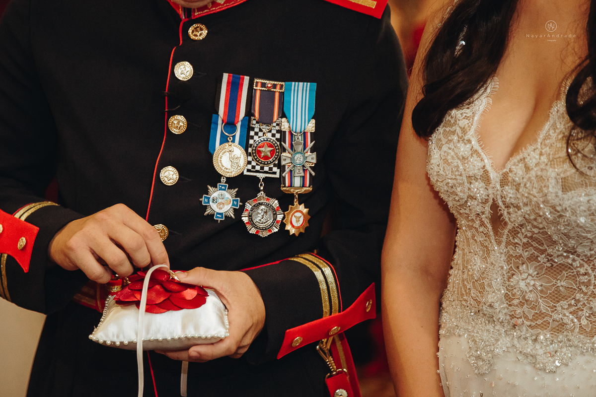 casamento de policiais tenentes da policia de santos e praia grande. casamento realizado na igreja do valongo no centro da cidade de santos noivo usando farda oficial da policia