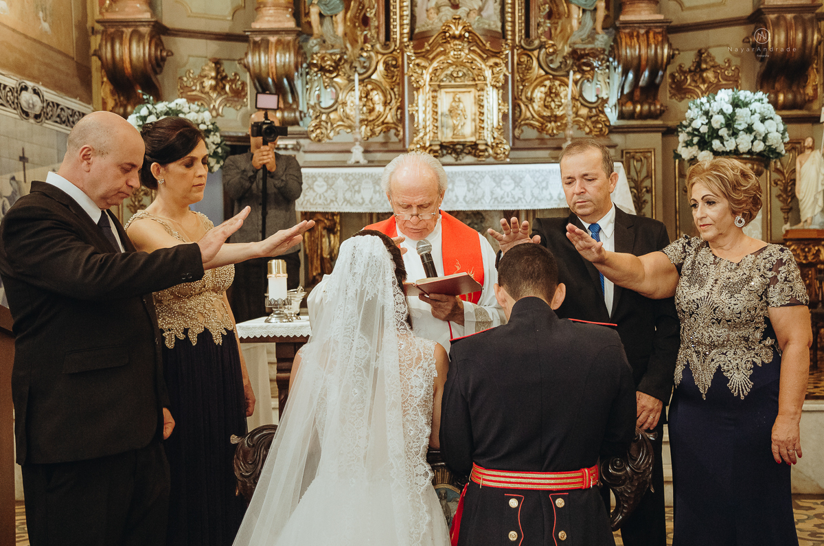 casamento de policiais tenentes da policia de santos e praia grande. casamento realizado na igreja do valongo no centro da cidade de santos noivo usando farda oficial da policia