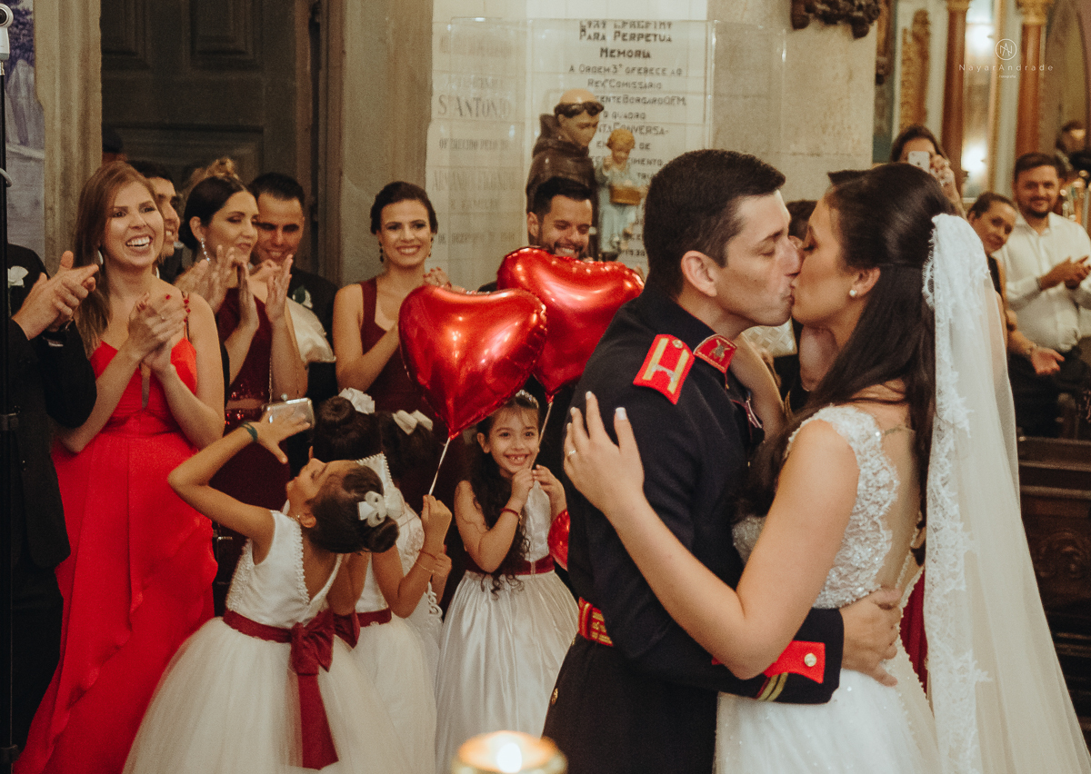 casamento de policiais tenentes da policia de santos e praia grande. casamento realizado na igreja do valongo no centro da cidade de santos noivo usando farda oficial da policia