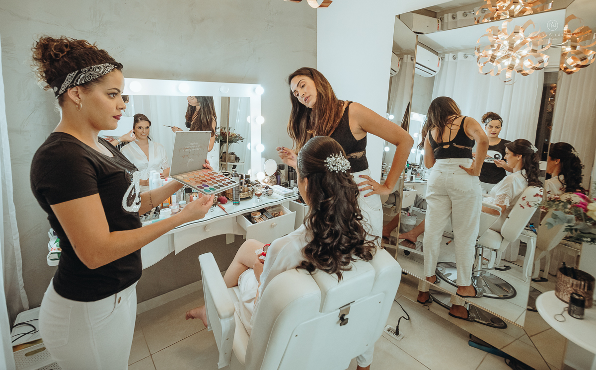 making of de noiva no salao da nathalie no helbor em santos noiva policial oficial vestido de renda com mantilha com renda na borda