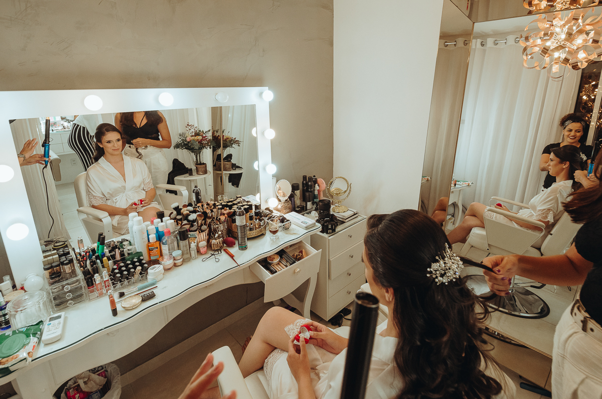 making of de noiva no salao da nathalie no helbor em santos noiva policial oficial vestido de renda com mantilha com renda na borda