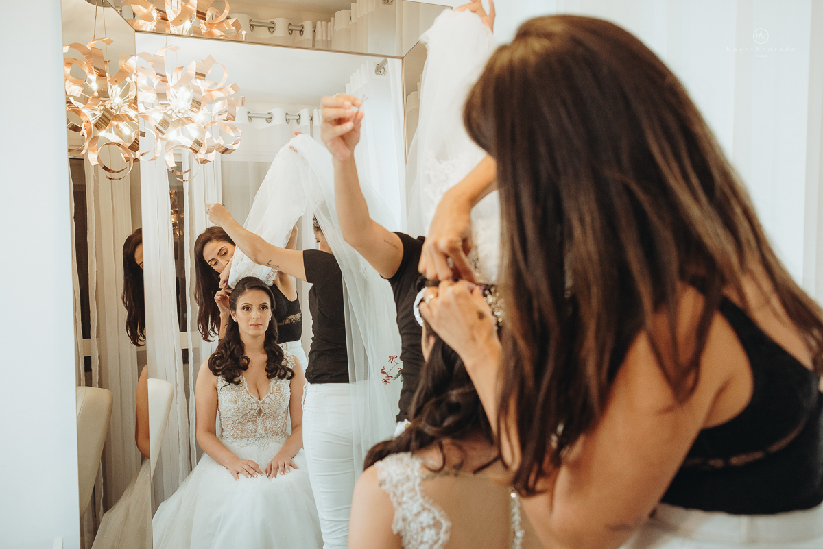 making of de noiva no salao da nathalie no helbor em santos noiva policial oficial vestido de renda com mantilha com renda na borda