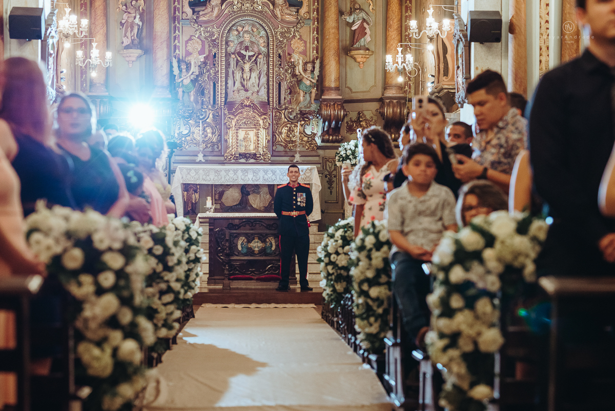 casamento de policiais tenentes da policia de santos e praia grande. casamento realizado na igreja do valongo no centro da cidade de santos noivo usando farda oficial da policia