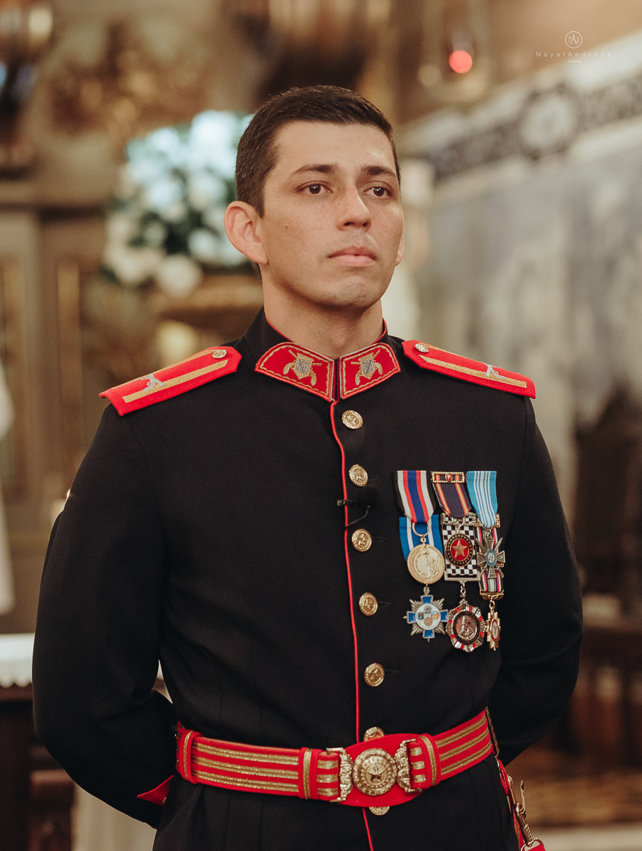 casamento de policiais tenentes da policia de santos e praia grande. casamento realizado na igreja do valongo no centro da cidade de santos noivo usando farda oficial da policia
