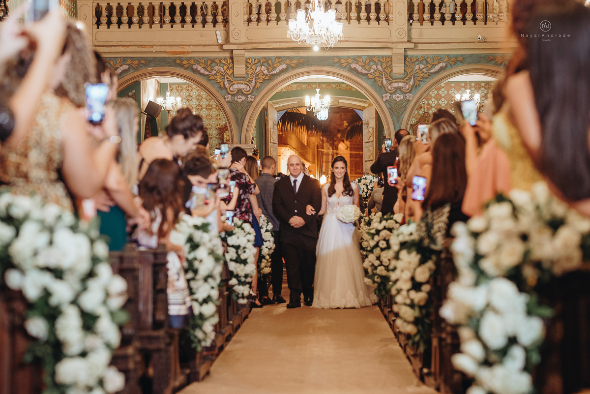 casamento de policiais tenentes da policia de santos e praia grande. casamento realizado na igreja do valongo no centro da cidade de santos noivo usando farda oficial da policia
