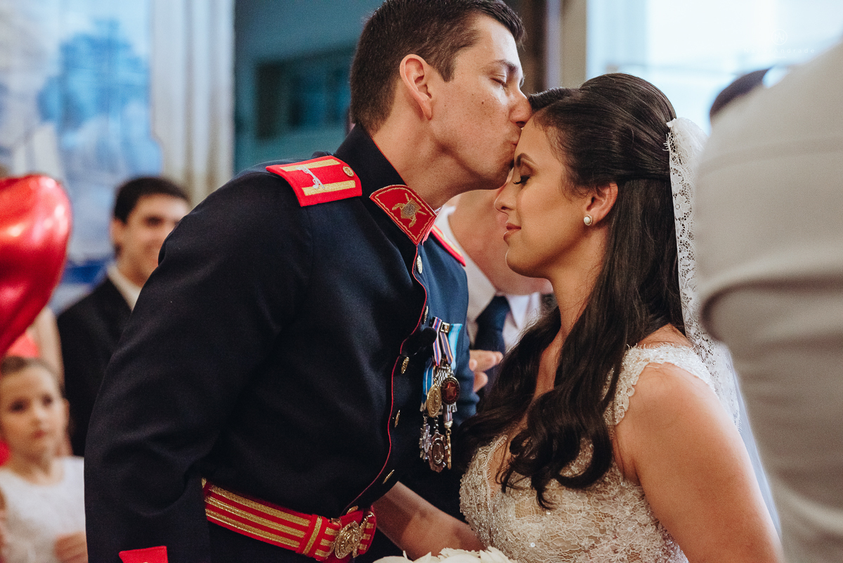 casamento de policiais tenentes da policia de santos e praia grande. casamento realizado na igreja do valongo no centro da cidade de santos noivo usando farda oficial da policia