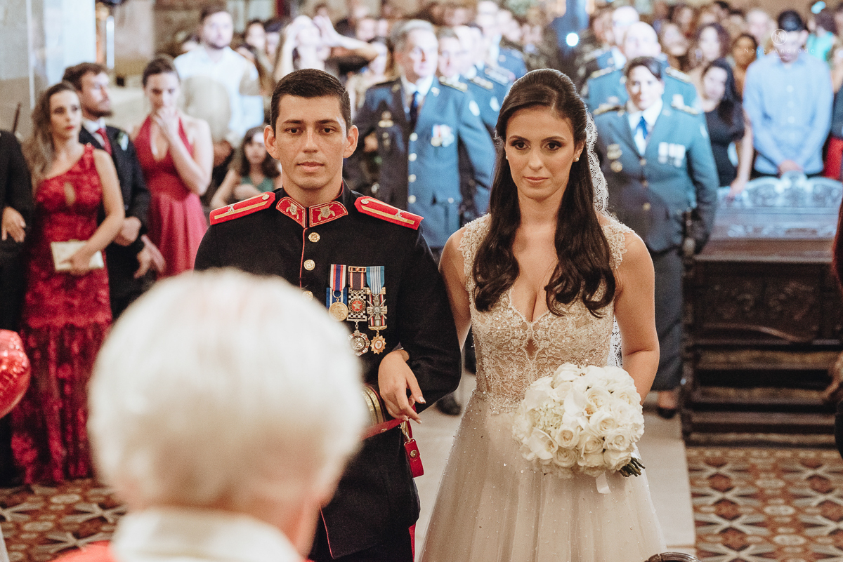 casamento de policiais tenentes da policia de santos e praia grande. casamento realizado na igreja do valongo no centro da cidade de santos noivo usando farda oficial da policia