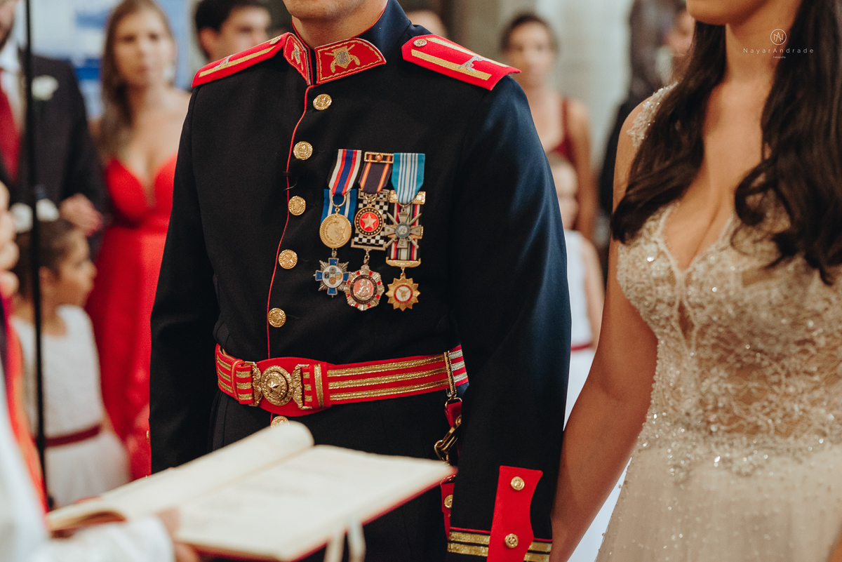 casamento de policiais tenentes da policia de santos e praia grande. casamento realizado na igreja do valongo no centro da cidade de santos noivo usando farda oficial da policia