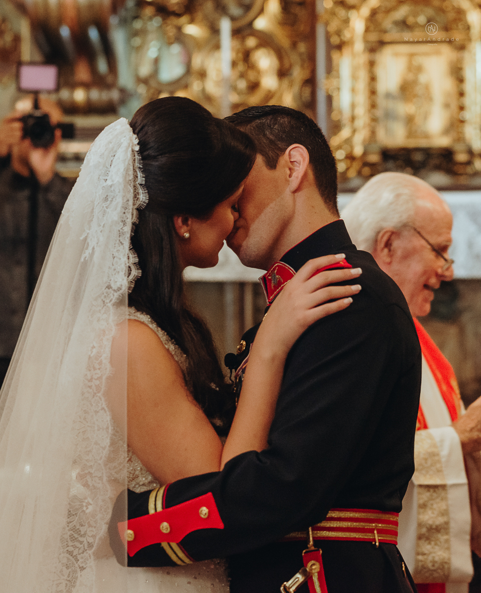 casamento de policiais tenentes da policia de santos e praia grande. casamento realizado na igreja do valongo no centro da cidade de santos noivo usando farda oficial da policia