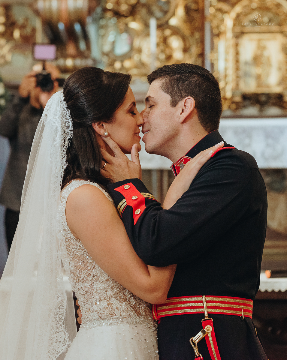casamento de policiais tenentes da policia de santos e praia grande. casamento realizado na igreja do valongo no centro da cidade de santos noivo usando farda oficial da policia