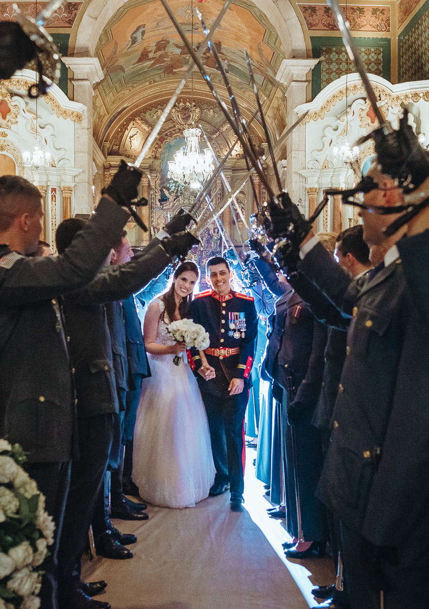 casamento de policiais tenentes da policia de santos e praia grande. casamento realizado na igreja do valongo no centro da cidade de santos noivo usando farda oficial da policia
