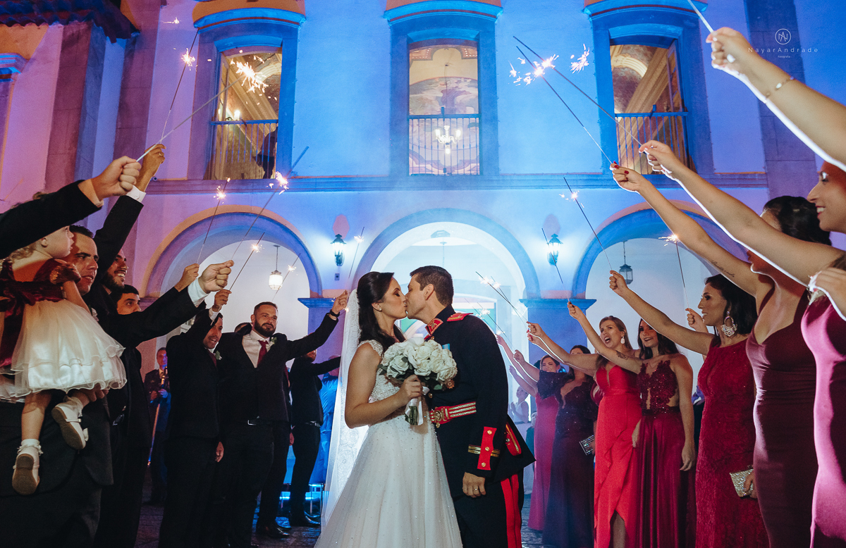 casamento de policiais tenentes da policia de santos e praia grande. casamento realizado na igreja do valongo no centro da cidade de santos noivo usando farda oficial da policia
