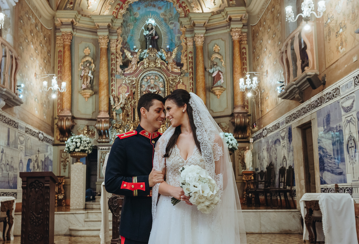 casamento de policiais tenentes da policia de santos e praia grande. casamento realizado na igreja do valongo no centro da cidade de santos noivo usando farda oficial da policia