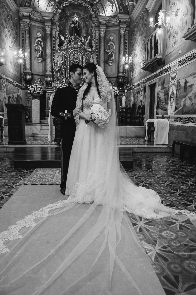 casamento de policiais tenentes da policia de santos e praia grande. casamento realizado na igreja do valongo no centro da cidade de santos noivo usando farda oficial da policia