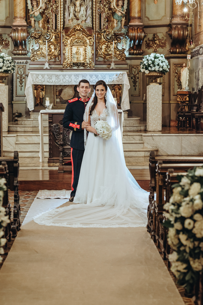 casamento de policiais tenentes da policia de santos e praia grande. casamento realizado na igreja do valongo no centro da cidade de santos noivo usando farda oficial da policia