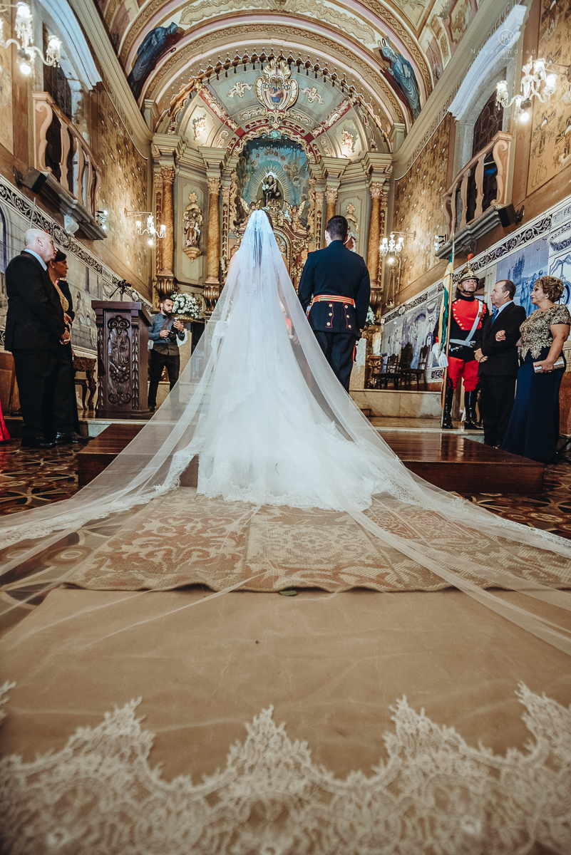 casamento de policiais tenentes da policia de santos e praia grande. casamento realizado na igreja do valongo no centro da cidade de santos noivo usando farda oficial da policia