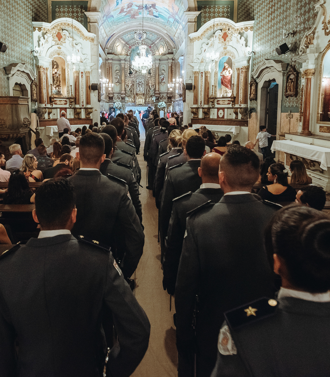 casamento de policiais tenentes da policia de santos e praia grande. casamento realizado na igreja do valongo no centro da cidade de santos noivo usando farda oficial da policia
