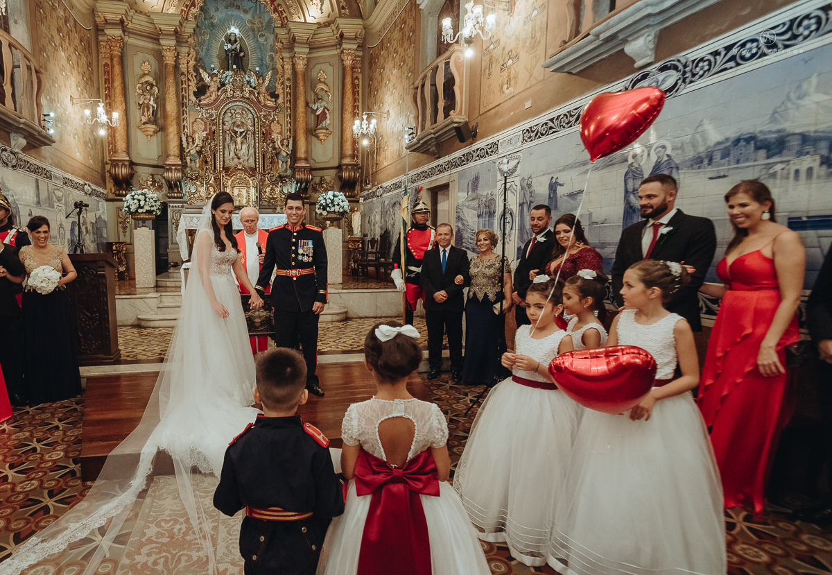 casamento de policiais tenentes da policia de santos e praia grande. casamento realizado na igreja do valongo no centro da cidade de santos noivo usando farda oficial da policia