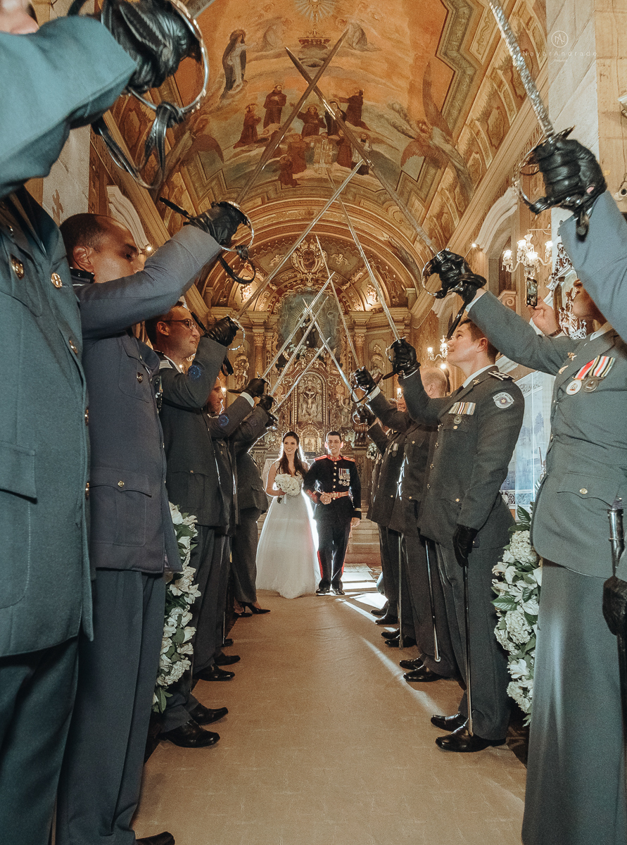 casamento de policiais tenentes da policia de santos e praia grande. casamento realizado na igreja do valongo no centro da cidade de santos noivo usando farda oficial da policia