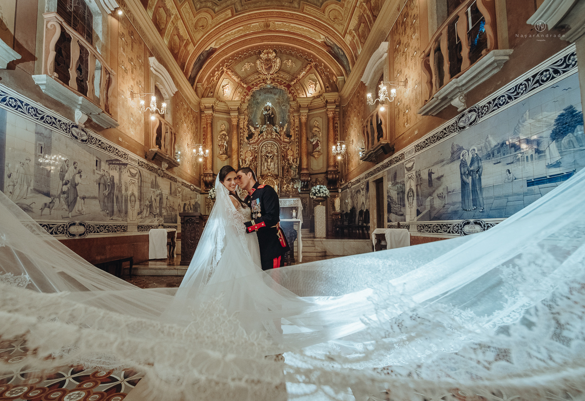 casamento de policiais tenentes da policia de santos e praia grande. casamento realizado na igreja do valongo no centro da cidade de santos noivo usando farda oficial da policia