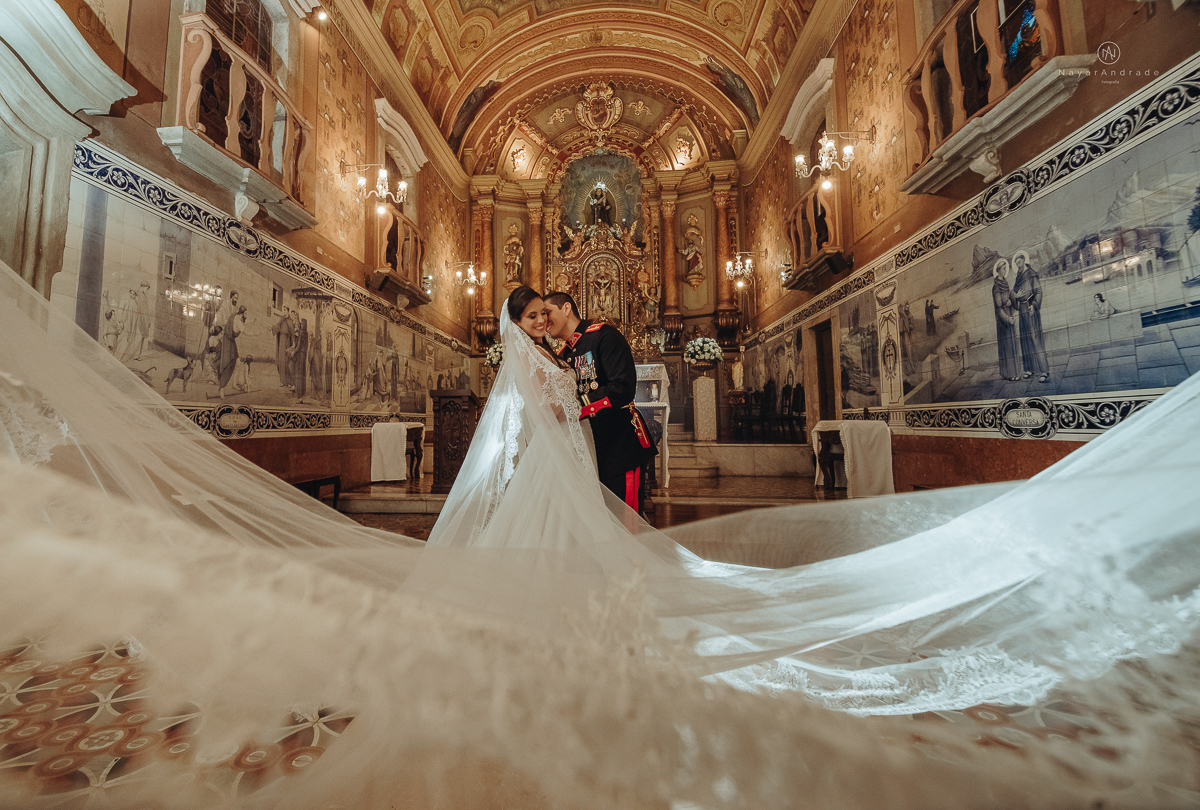 casamento de policiais tenentes da policia de santos e praia grande. casamento realizado na igreja do valongo no centro da cidade de santos noivo usando farda oficial da policia