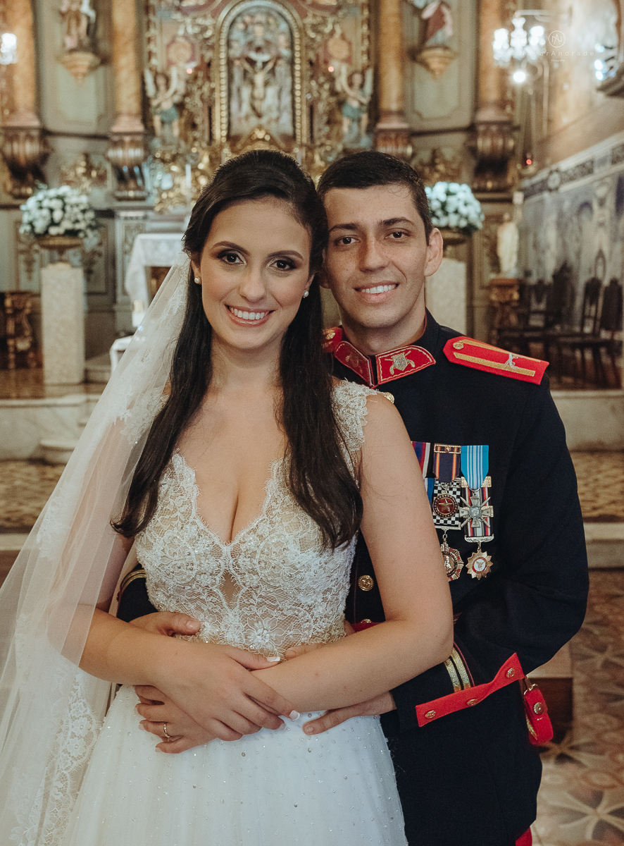 casamento de policiais tenentes da policia de santos e praia grande. casamento realizado na igreja do valongo no centro da cidade de santos noivo usando farda oficial da policia