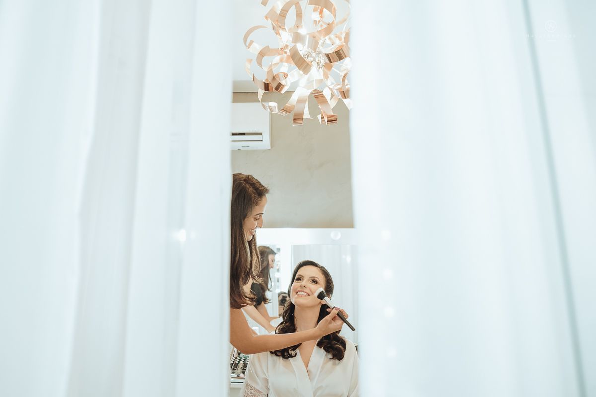 making of de noiva no salao da nathalie no helbor em santos noiva policial oficial vestido de renda com mantilha com renda na borda