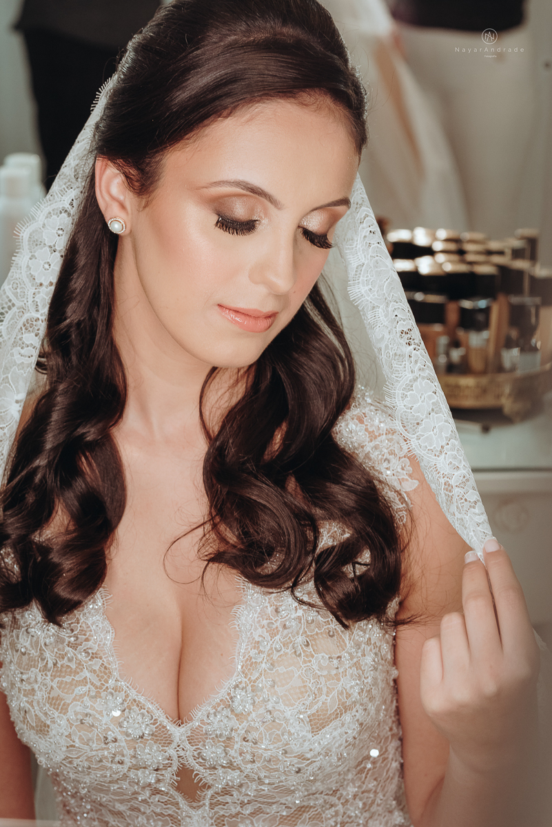 making of de noiva no salao da nathalie no helbor em santos noiva policial oficial vestido de renda com mantilha com renda na borda