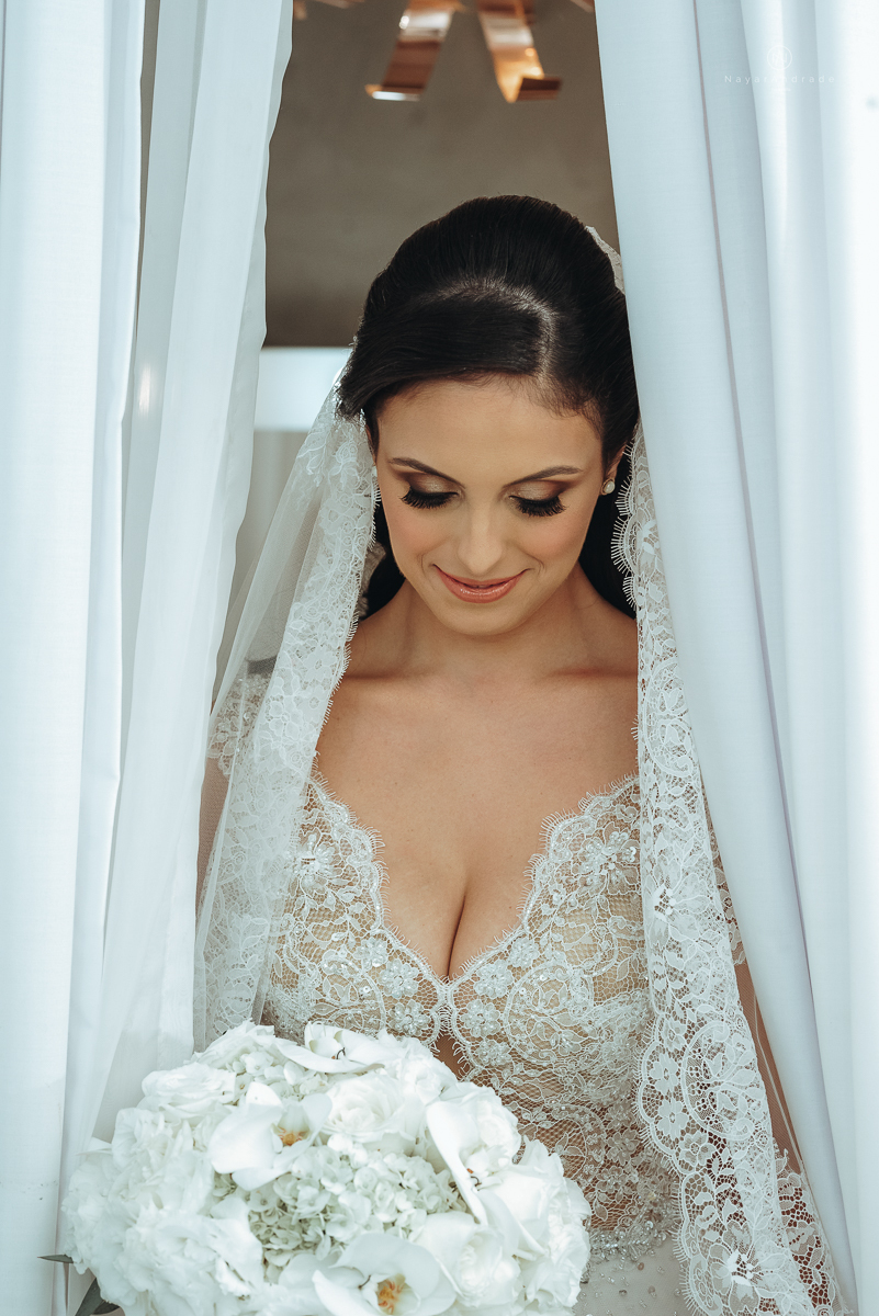 making of de noiva no salao da nathalie no helbor em santos noiva policial oficial vestido de renda com mantilha com renda na borda