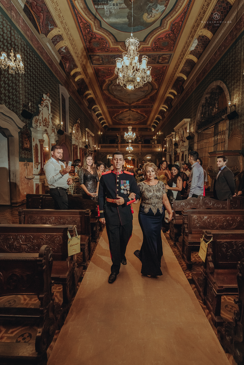 casamento de policiais tenentes da policia de santos e praia grande. casamento realizado na igreja do valongo no centro da cidade de santos noivo usando farda oficial da policia