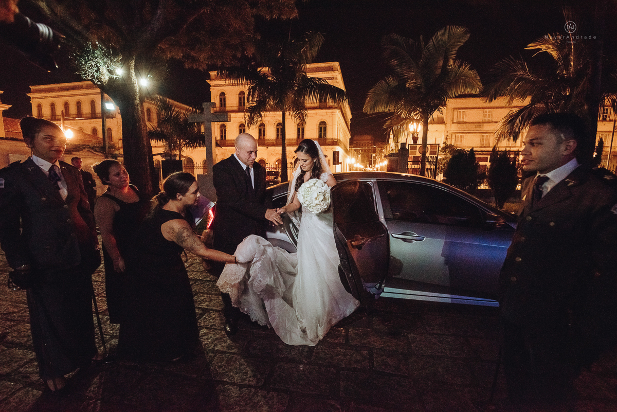 casamento de policiais tenentes da policia de santos e praia grande. casamento realizado na igreja do valongo no centro da cidade de santos noivo usando farda oficial da policia