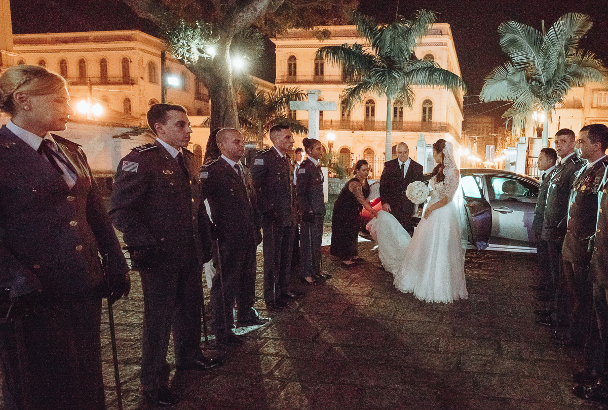 casamento de policiais tenentes da policia de santos e praia grande. casamento realizado na igreja do valongo no centro da cidade de santos noivo usando farda oficial da policia