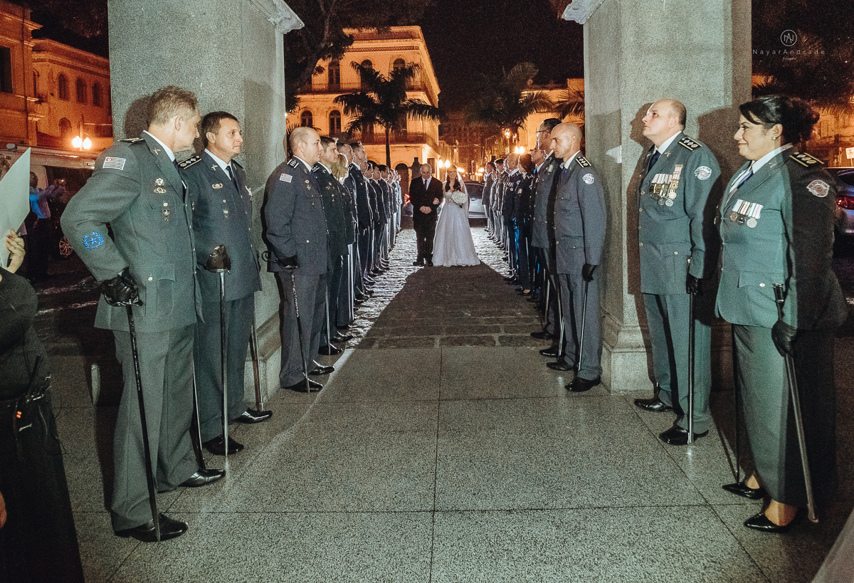 casamento de policiais tenentes da policia de santos e praia grande. casamento realizado na igreja do valongo no centro da cidade de santos noivo usando farda oficial da policia