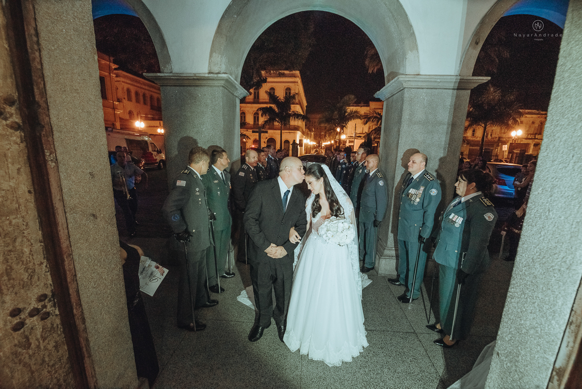 casamento de policiais tenentes da policia de santos e praia grande. casamento realizado na igreja do valongo no centro da cidade de santos noivo usando farda oficial da policia