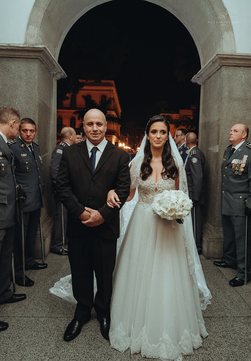 casamento de policiais tenentes da policia de santos e praia grande. casamento realizado na igreja do valongo no centro da cidade de santos noivo usando farda oficial da policia