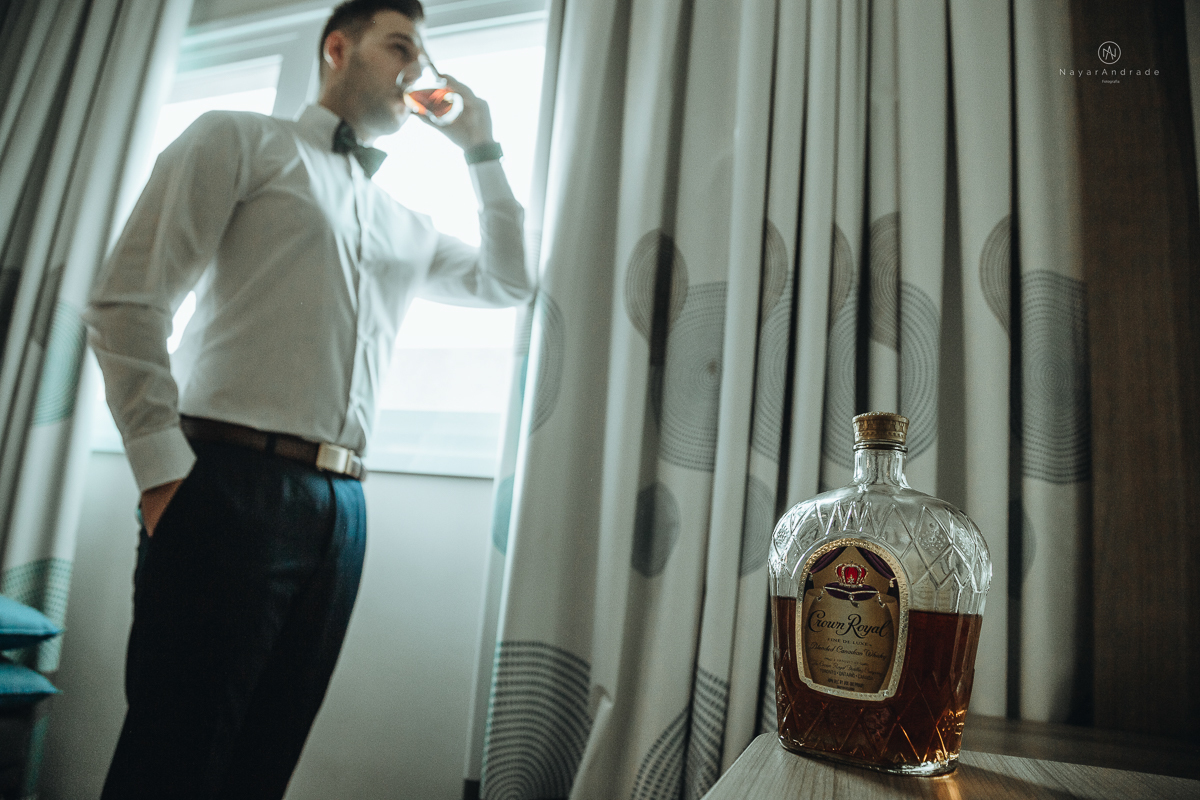 Making Of de noivo no novotel em santos noivo canadense de terno azul e gravata borboleta 