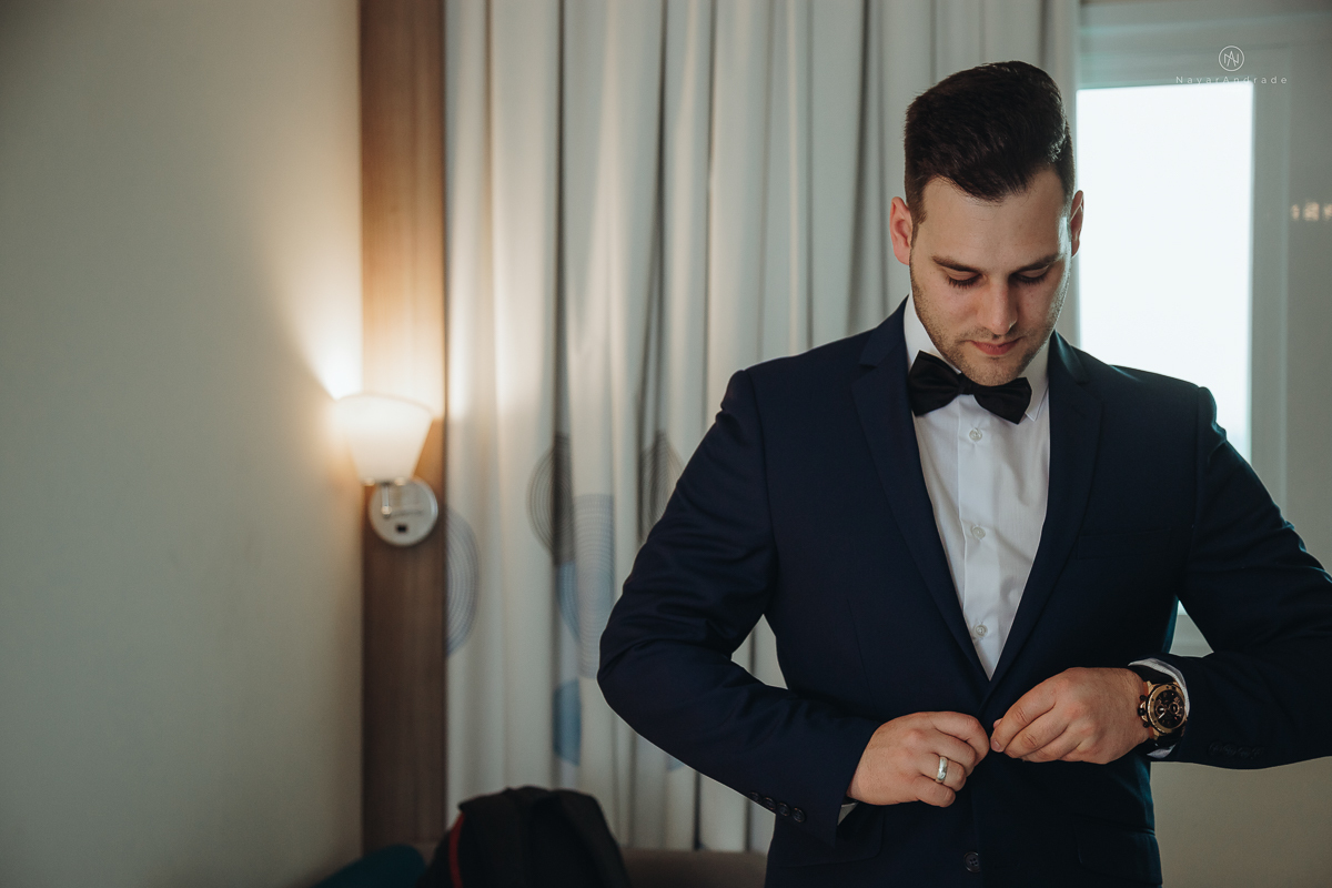 Making Of de noivo no novotel em santos noivo canadense de terno azul e gravata borboleta 