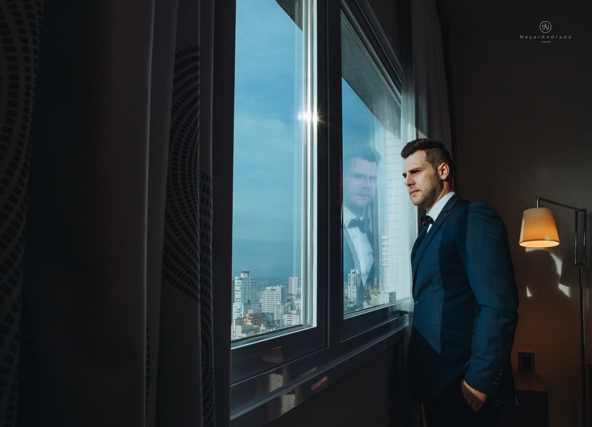 Making Of de noivo no novotel em santos noivo canadense de terno azul e gravata borboleta 